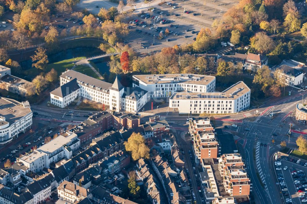 Luftbild Moers - Gebäude der Stadtverwaltung - Rathaus am Rathausplatz in Moers im Bundesland Nordrhein-Westfalen, Deutschland