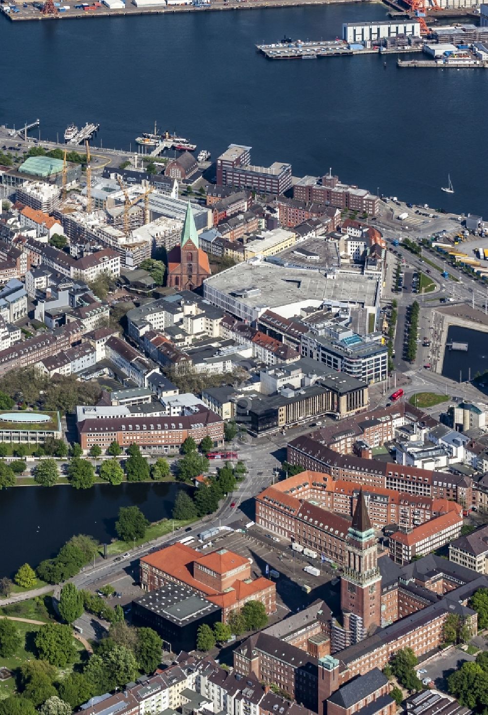 Kiel von oben - Gebäude der Stadtverwaltung - Rathaus mit Rathausplatz im Zentrum in Kiel im Bundesland Schleswig-Holstein, Deutschland