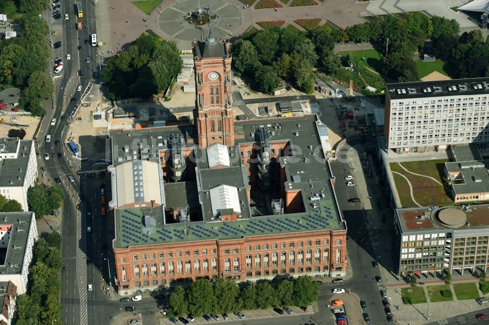 Luftbild Berlin - Gebäude der Stadtverwaltung - Rathaus Rotes Rathaus an der Rathausstraße im Ortsteil Mitte in Berlin, Deutschland