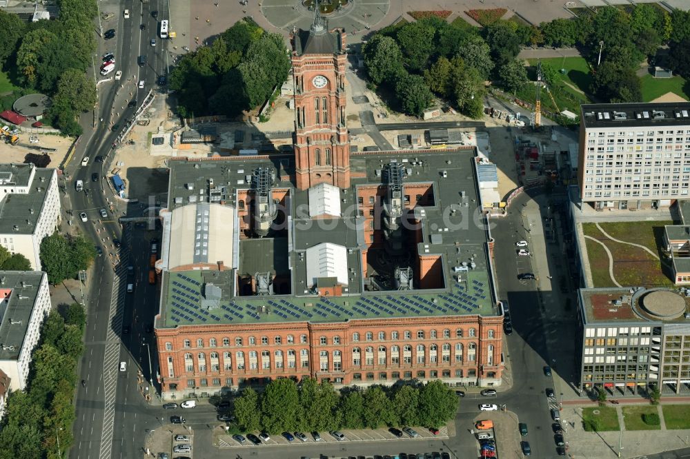 Luftaufnahme Berlin - Gebäude der Stadtverwaltung - Rathaus Rotes Rathaus an der Rathausstraße im Ortsteil Mitte in Berlin, Deutschland