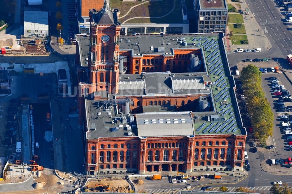 Berlin aus der Vogelperspektive: Gebäude der Stadtverwaltung - Rathaus Rotes Rathaus an der Rathausstraße im Ortsteil Mitte in Berlin, Deutschland