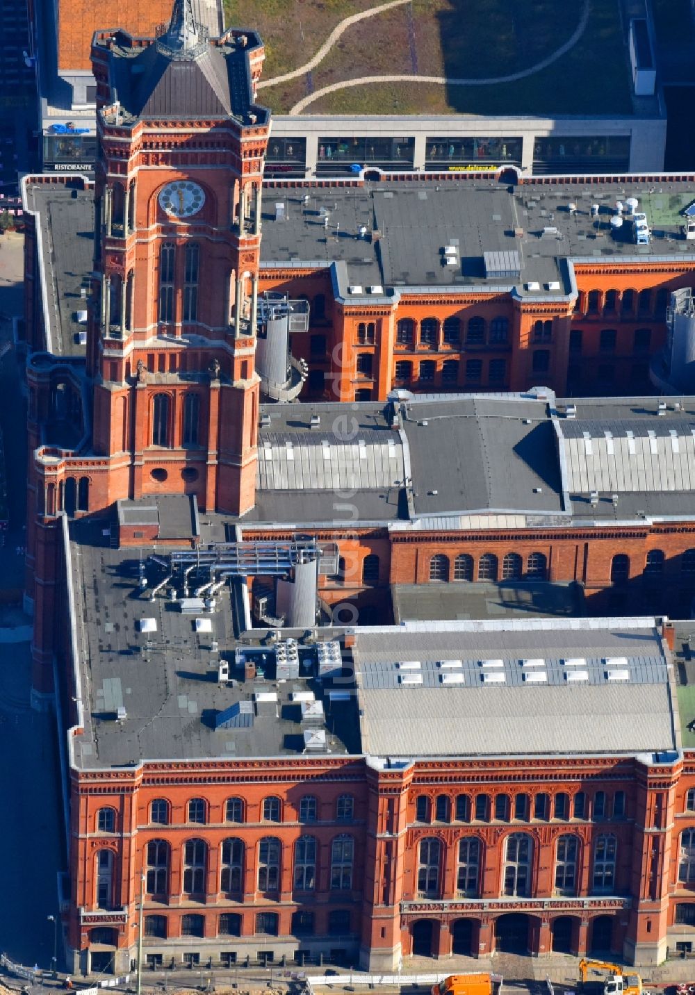 Luftbild Berlin - Gebäude der Stadtverwaltung - Rathaus Rotes Rathaus an der Rathausstraße im Ortsteil Mitte in Berlin, Deutschland