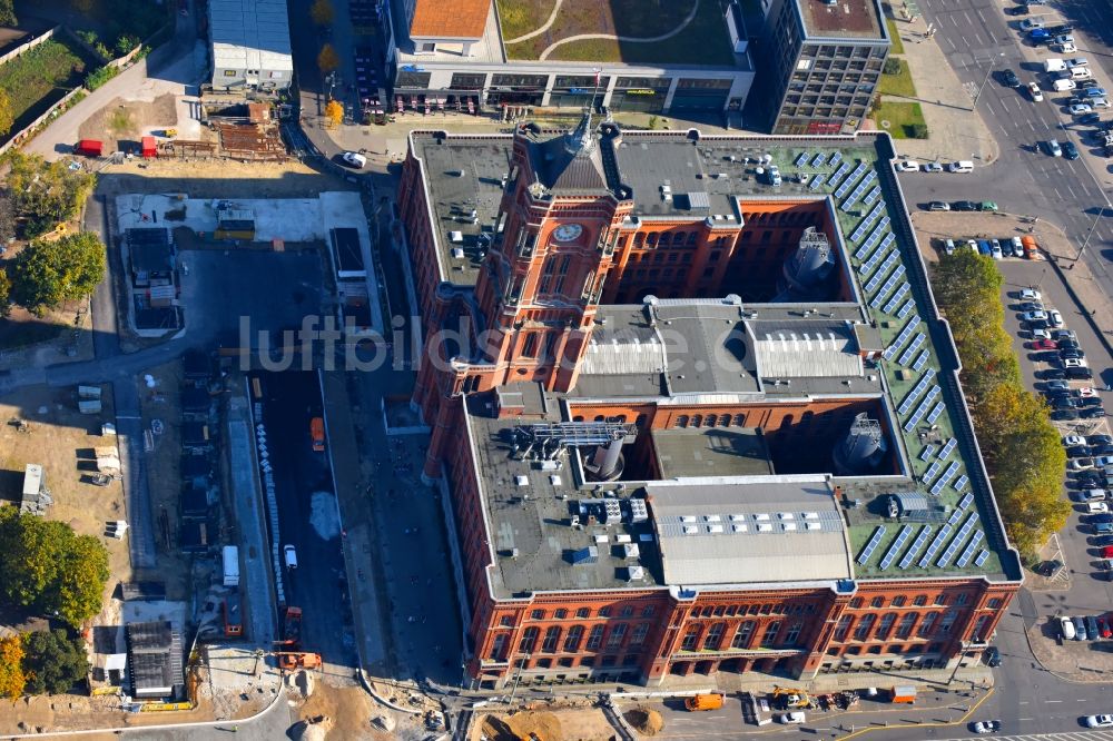 Berlin aus der Vogelperspektive: Gebäude der Stadtverwaltung - Rathaus Rotes Rathaus an der Rathausstraße im Ortsteil Mitte in Berlin, Deutschland