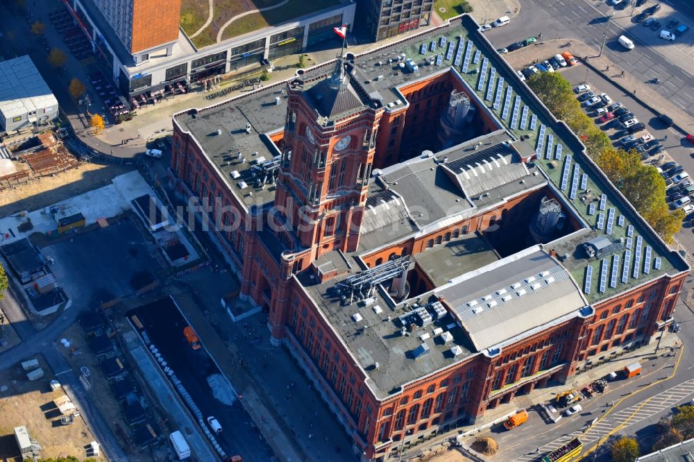 Berlin aus der Vogelperspektive: Gebäude der Stadtverwaltung - Rathaus Rotes Rathaus an der Rathausstraße im Ortsteil Mitte in Berlin, Deutschland