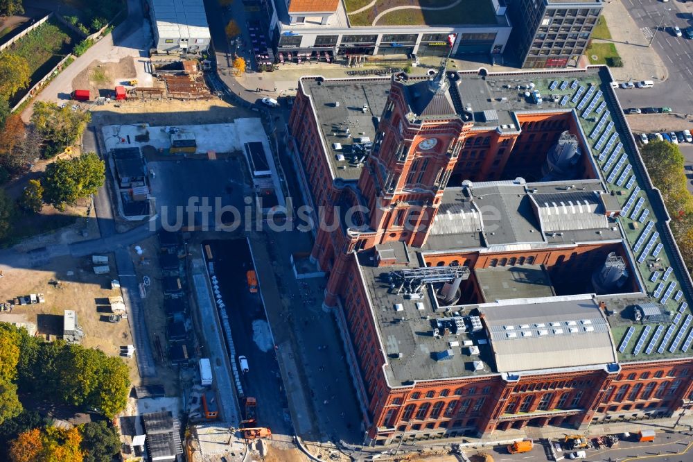 Luftbild Berlin - Gebäude der Stadtverwaltung - Rathaus Rotes Rathaus an der Rathausstraße im Ortsteil Mitte in Berlin, Deutschland