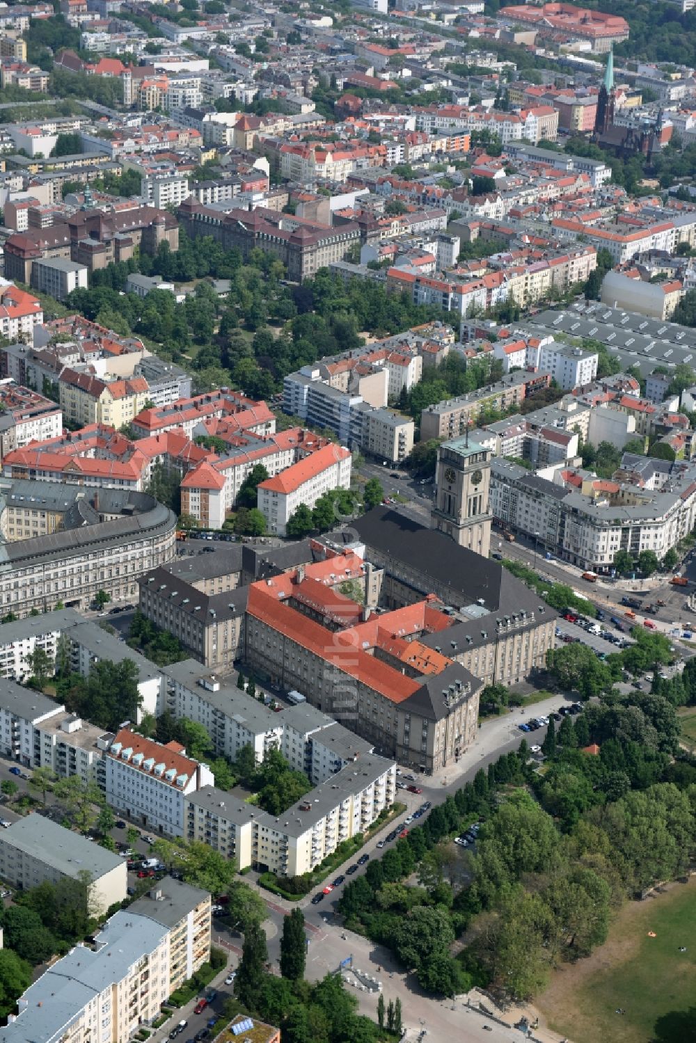 Berlin von oben - Gebäude der Stadtverwaltung - Rathaus Schöneberg in Berlin