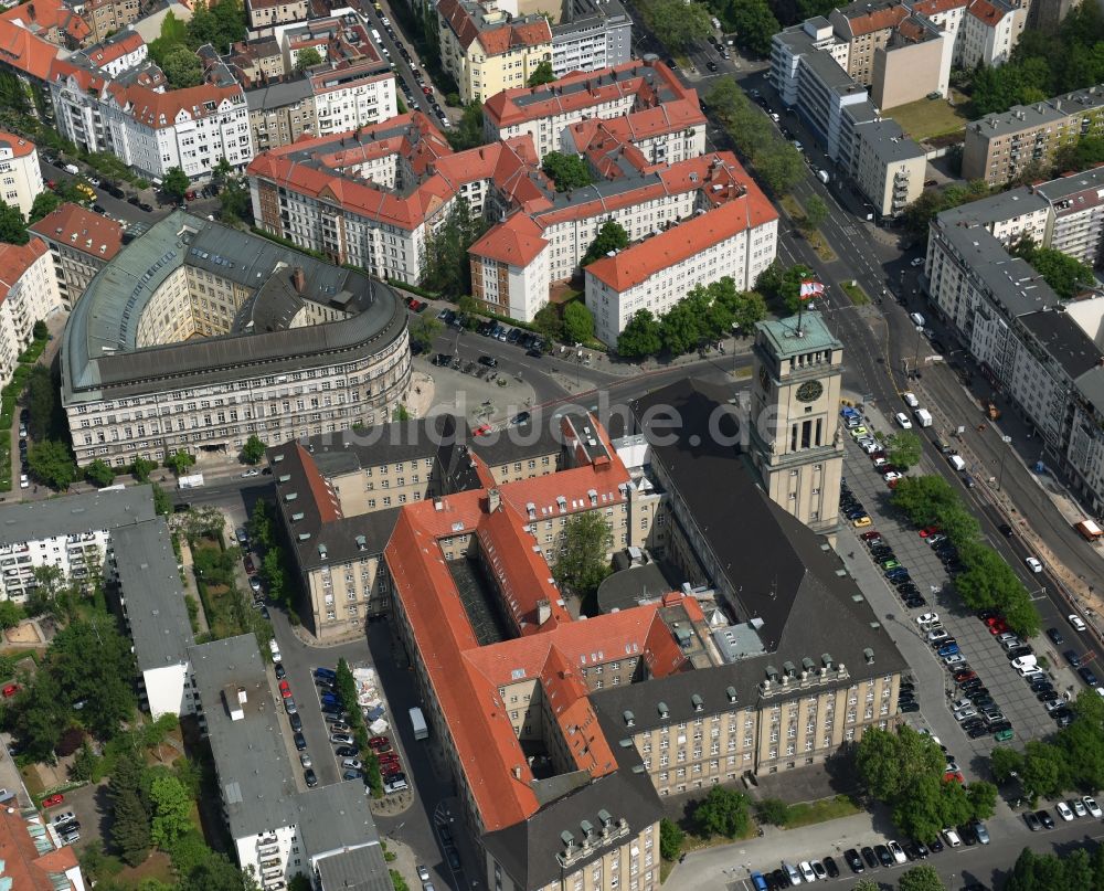 Berlin aus der Vogelperspektive: Gebäude der Stadtverwaltung - Rathaus Schöneberg in Berlin