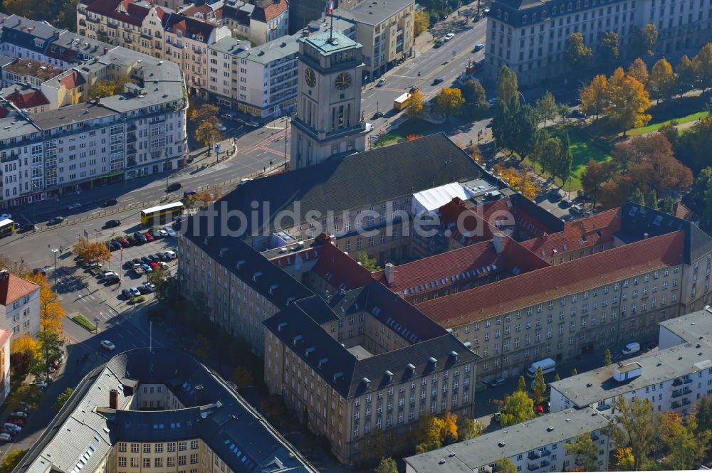 Berlin aus der Vogelperspektive: Gebäude der Stadtverwaltung - Rathaus Schöneberg in Berlin