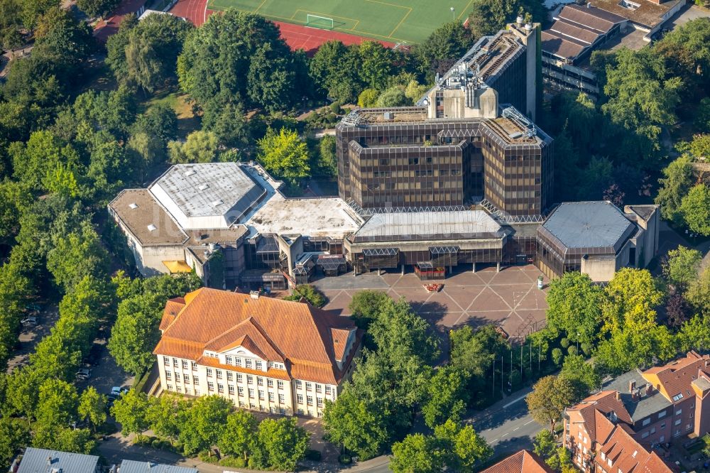 Ahlen aus der Vogelperspektive: Gebäude der Stadtverwaltung - Rathaus, der Stadtbücherei und der Stadthalle Ahlen am Rathausplatz in Ahlen im Bundesland Nordrhein-Westfalen, Deutschland