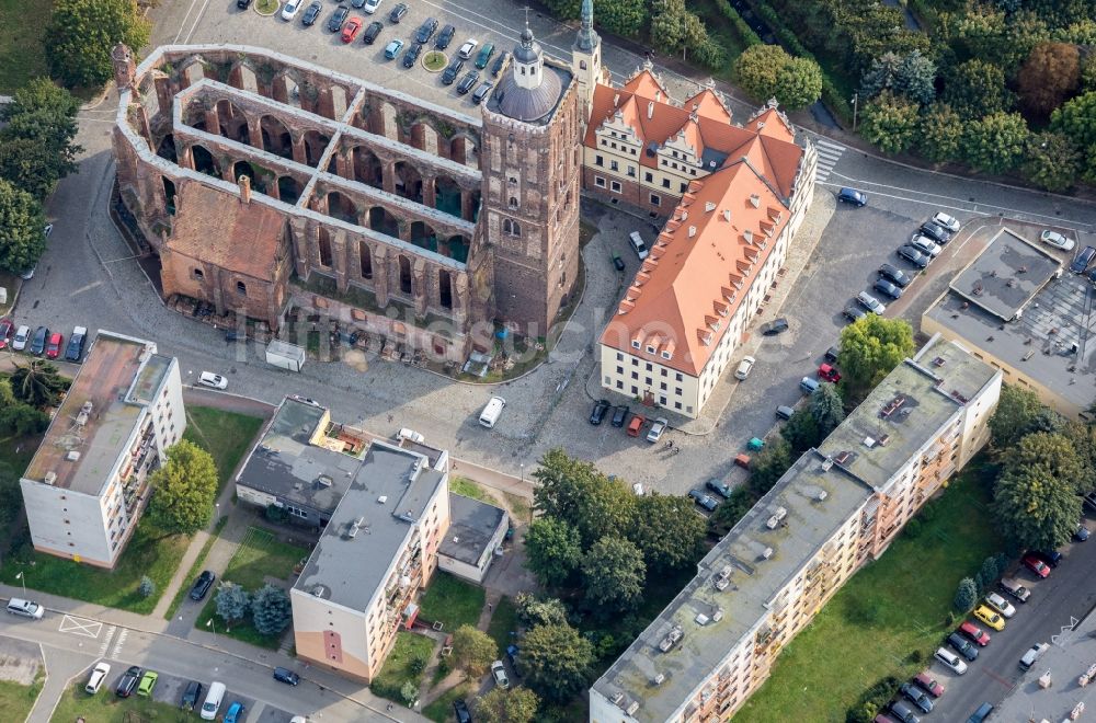 Gubin von oben - Gebäude der Stadtverwaltung - Rathaus und Stadtkirche in Gubin in Lubuskie Lebus, Polen