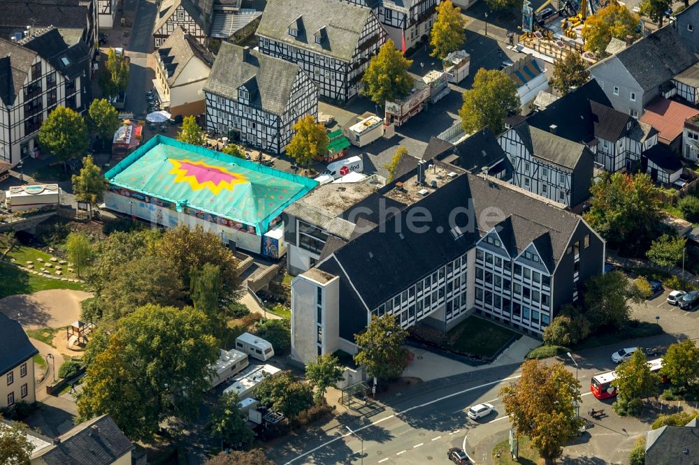 Luftaufnahme Hilchenbach - Gebäude der Stadtverwaltung - Rathaus Stadtverwaltung Hilchenbach in Hilchenbach im Bundesland Nordrhein-Westfalen, Deutschland