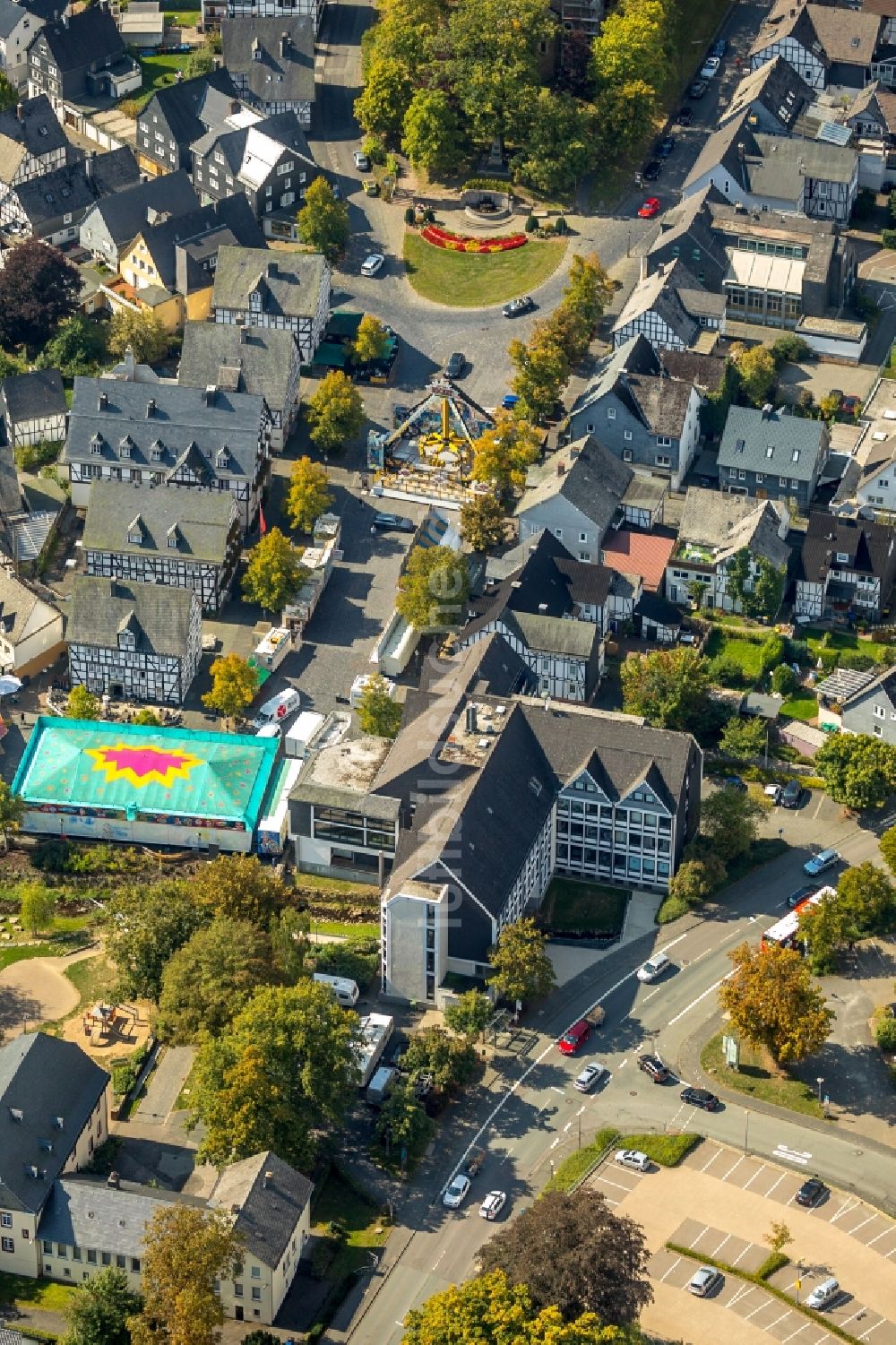 Hilchenbach aus der Vogelperspektive: Gebäude der Stadtverwaltung - Rathaus Stadtverwaltung Hilchenbach in Hilchenbach im Bundesland Nordrhein-Westfalen, Deutschland