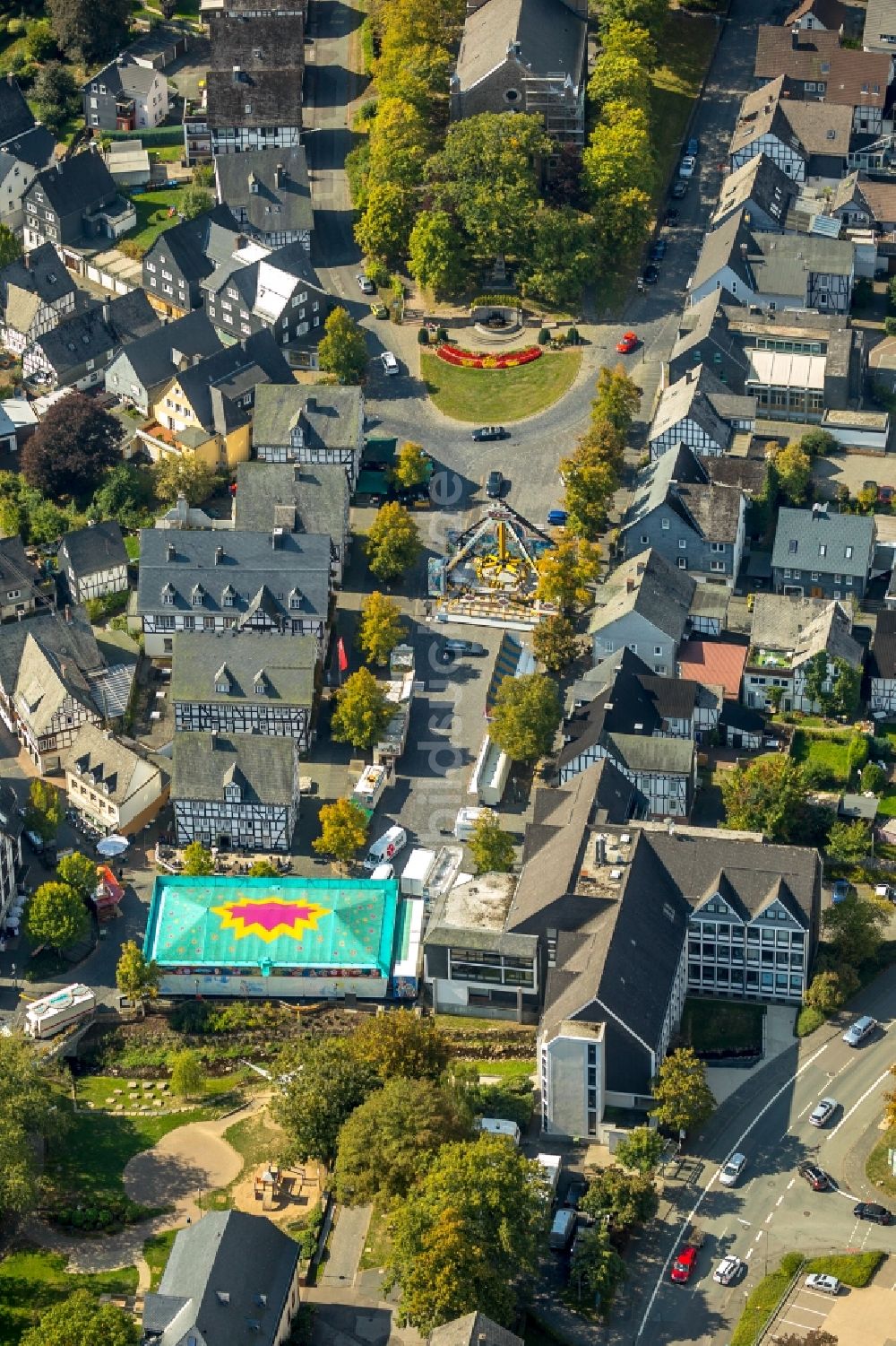 Luftbild Hilchenbach - Gebäude der Stadtverwaltung - Rathaus Stadtverwaltung Hilchenbach in Hilchenbach im Bundesland Nordrhein-Westfalen, Deutschland