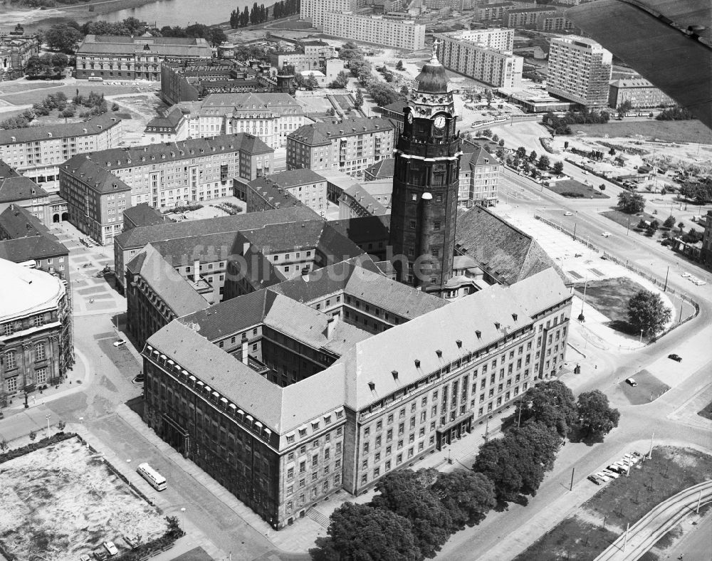 Dresden aus der Vogelperspektive: Gebäude der Stadtverwaltung - Rathaus Stadtverwaltung Landeshauptstadt Dresden am Dr.-Külz-Ring im Ortsteil Altstadt in Dresden im Bundesland Sachsen, Deutschland