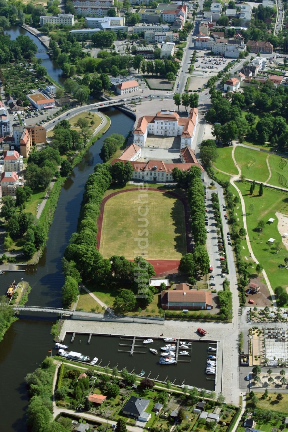 Oranienburg von oben - Gebäude der Stadtverwaltung - Rathaus - Stadtverwaltung Oranienburg am Schloßplatz in Oranienburg im Bundesland Brandenburg, Deutschland