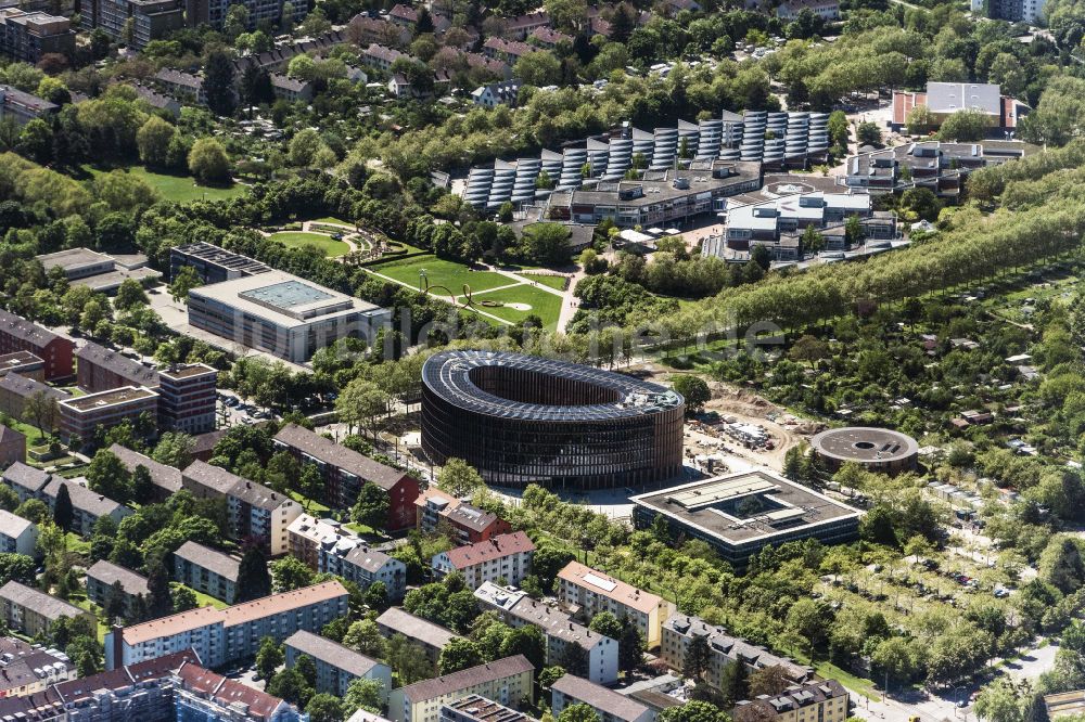 Luftaufnahme Freiburg im Breisgau - Gebäude der Stadtverwaltung - Rathaus im Stühlinger an der Fehrenbachallee in Freiburg im Breisgau im Bundesland Baden-Württemberg, Deutschland