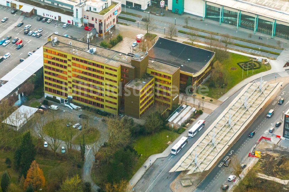 Bergkamen aus der Vogelperspektive: Gebäude der Stadtverwaltung - Rathaus an der Tödinghauser Straße in Bergkamen im Bundesland Nordrhein-Westfalen, Deutschland