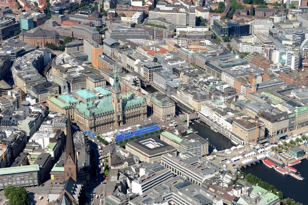 Luftaufnahme Hamburg - Gebäude der Stadtverwaltung - Rathaus am Ufer der Kleinen Alster in Hamburg