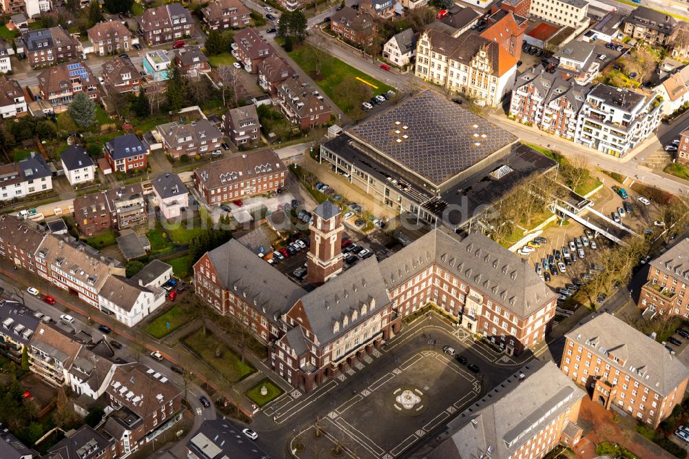 Luftaufnahme Bottrop - Gebäude der Stadtverwaltung - Rathaus und Veranstaltungshalle Saalbau in Bottrop im Bundesland Nordrhein-Westfalen, Deutschland