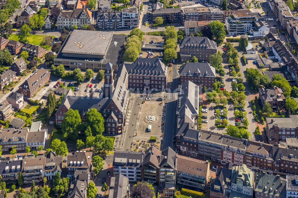 Luftaufnahme Bottrop - Gebäude der Stadtverwaltung - Rathaus und Veranstaltungshalle Saalbau in Bottrop im Bundesland Nordrhein-Westfalen, Deutschland