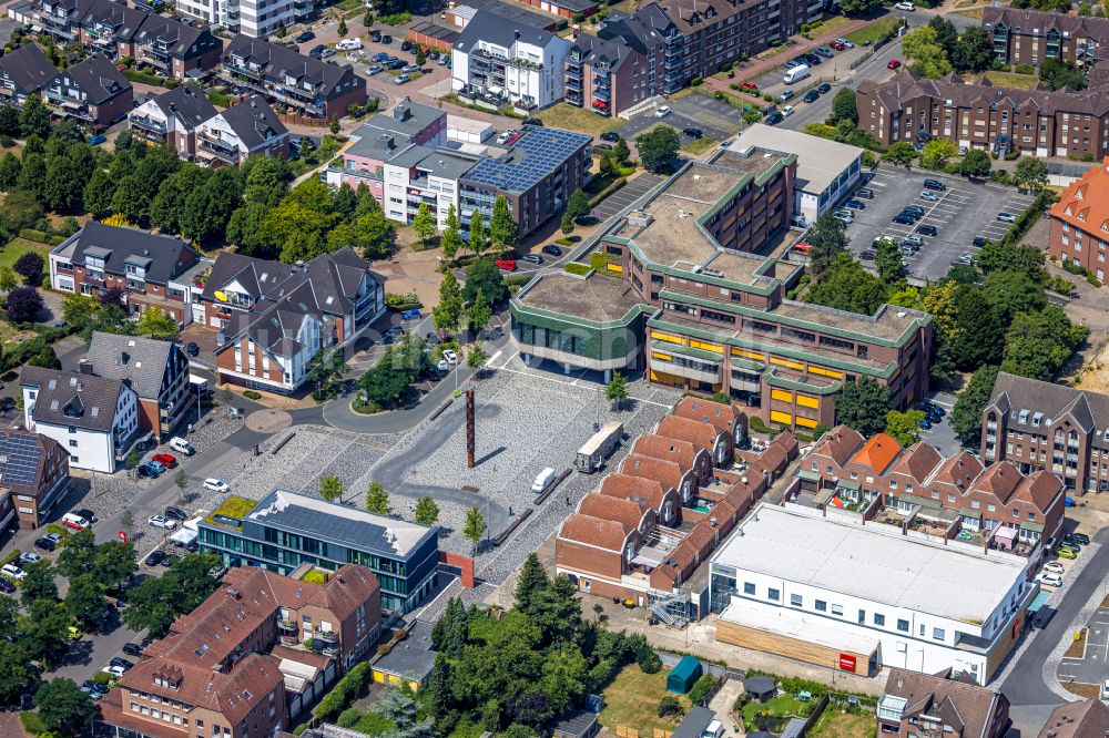 Voerde (Niederrhein) aus der Vogelperspektive: Gebäude der Stadtverwaltung - Rathaus in Voerde (Niederrhein) im Bundesland Nordrhein-Westfalen