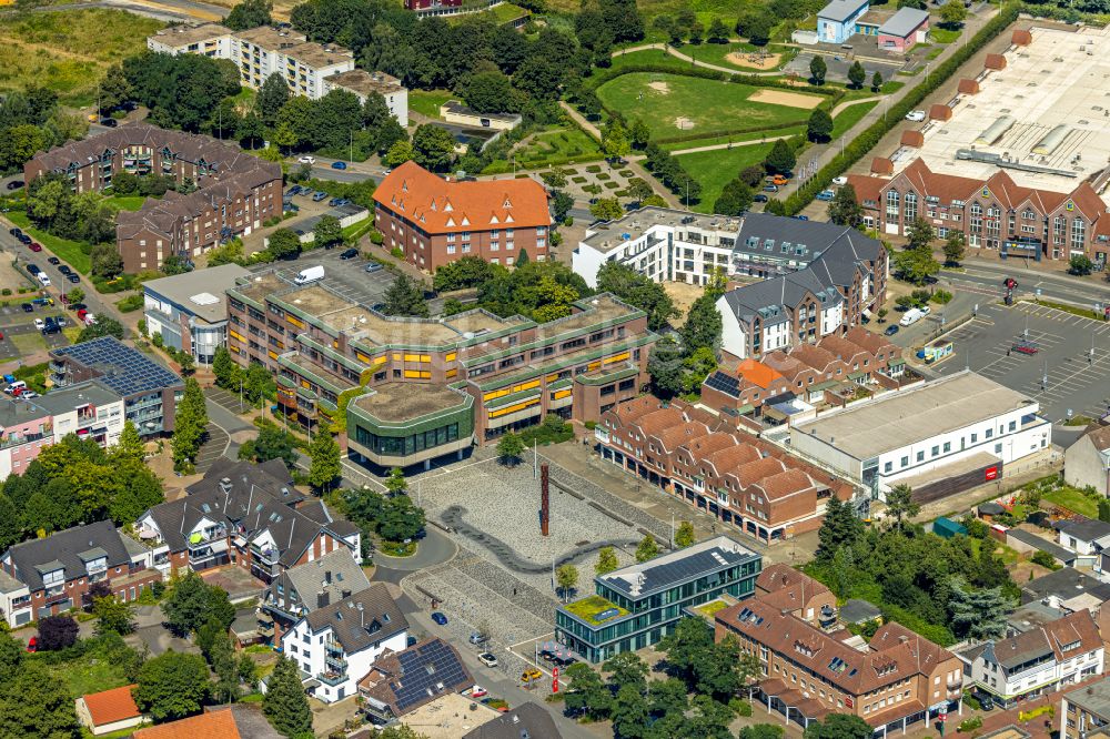 Voerde (Niederrhein) aus der Vogelperspektive: Gebäude der Stadtverwaltung - Rathaus in Voerde (Niederrhein) im Bundesland Nordrhein-Westfalen