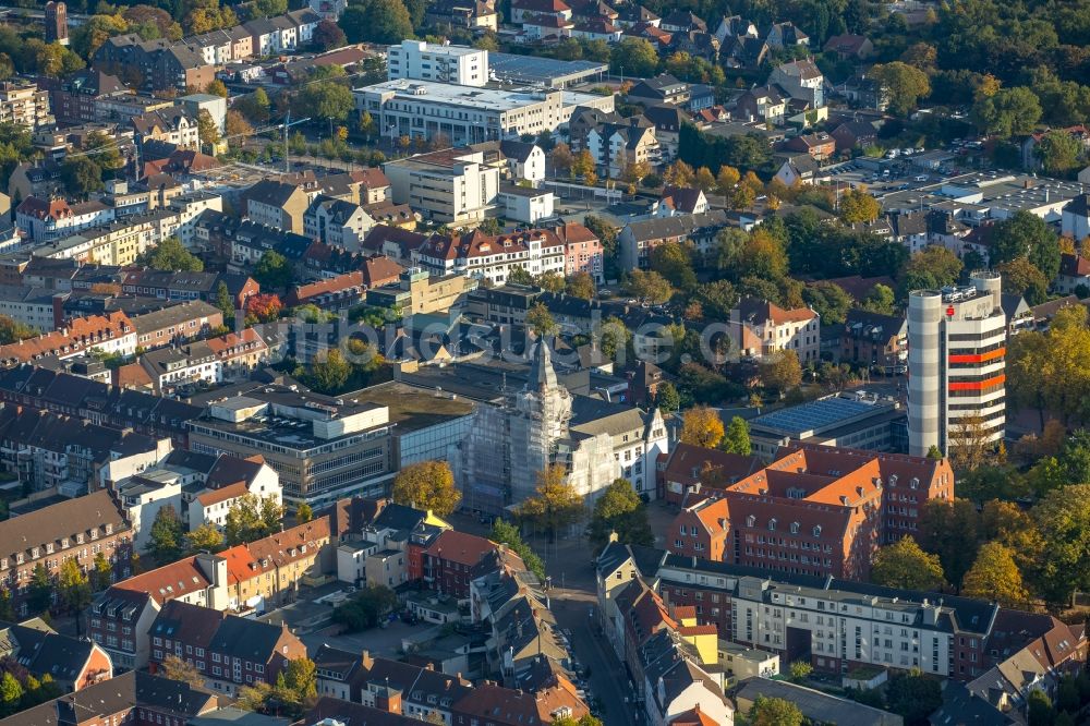 Luftaufnahme Gladbeck - Gebäude der Stadtverwaltung - Rathaus während der Fassadenarbeiten am Willy Brandt Platz in Gladbeck im Bundesland Nordrhein-Westfalen