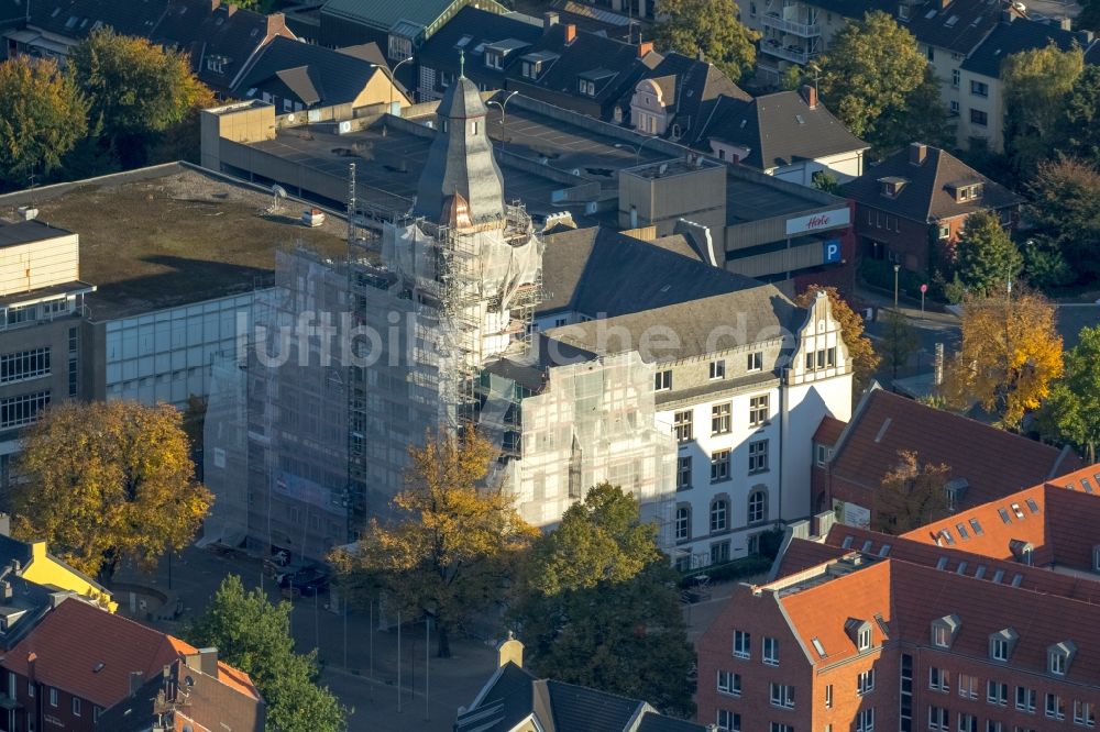 Gladbeck von oben - Gebäude der Stadtverwaltung - Rathaus während der Fassadenarbeiten am Willy Brandt Platz in Gladbeck im Bundesland Nordrhein-Westfalen