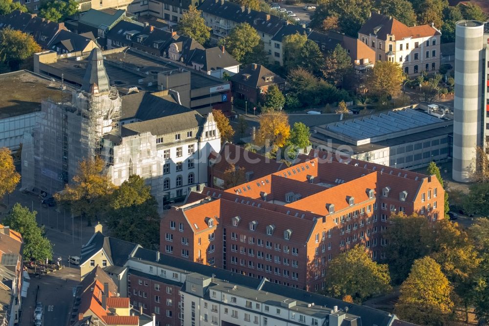 Gladbeck aus der Vogelperspektive: Gebäude der Stadtverwaltung - Rathaus während der Fassadenarbeiten am Willy Brandt Platz in Gladbeck im Bundesland Nordrhein-Westfalen