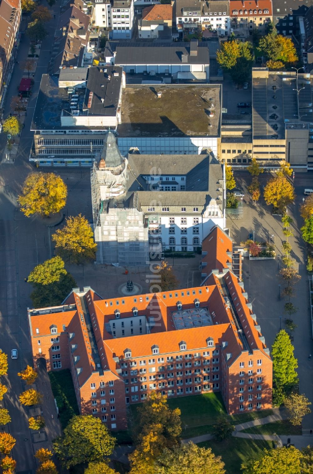 Luftbild Gladbeck - Gebäude der Stadtverwaltung - Rathaus während der Fassadenarbeiten am Willy Brandt Platz in Gladbeck im Bundesland Nordrhein-Westfalen