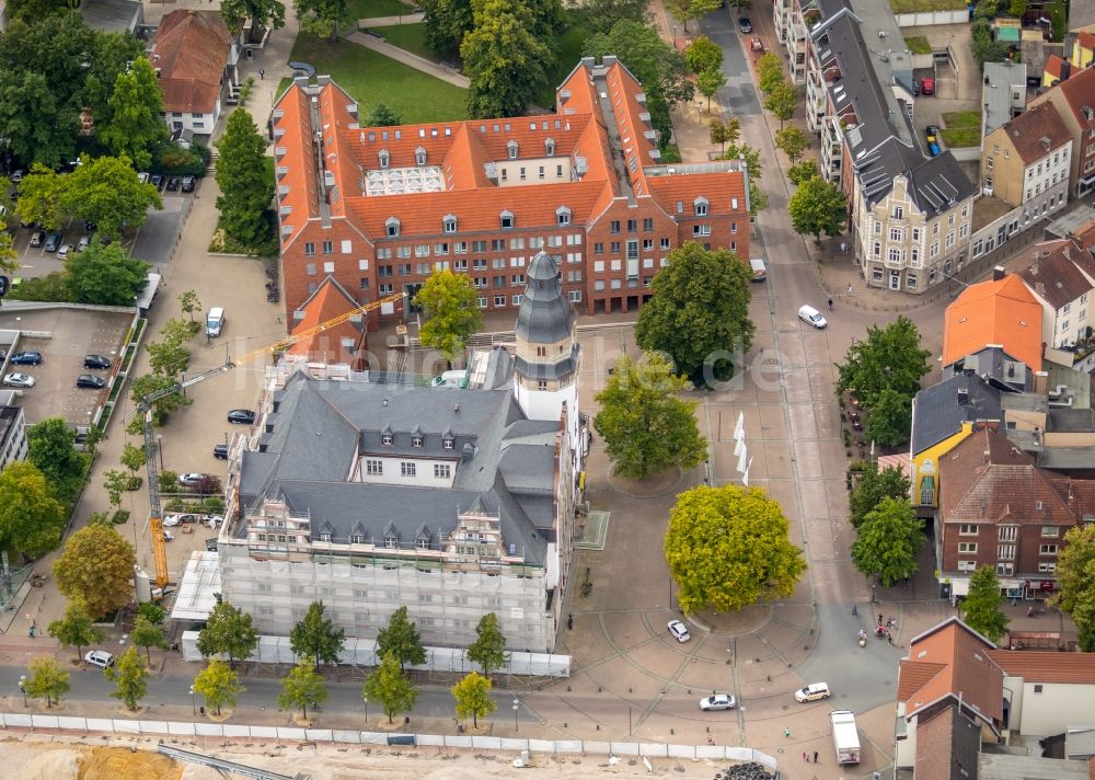 Gladbeck aus der Vogelperspektive: Gebäude der Stadtverwaltung - Rathaus während der Fassadenarbeiten am Willy Brandt Platz in Gladbeck im Bundesland Nordrhein-Westfalen