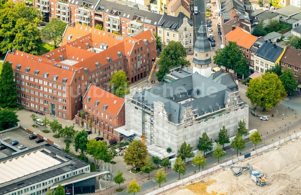 Luftaufnahme Gladbeck - Gebäude der Stadtverwaltung - Rathaus während der Fassadenarbeiten am Willy Brandt Platz in Gladbeck im Bundesland Nordrhein-Westfalen