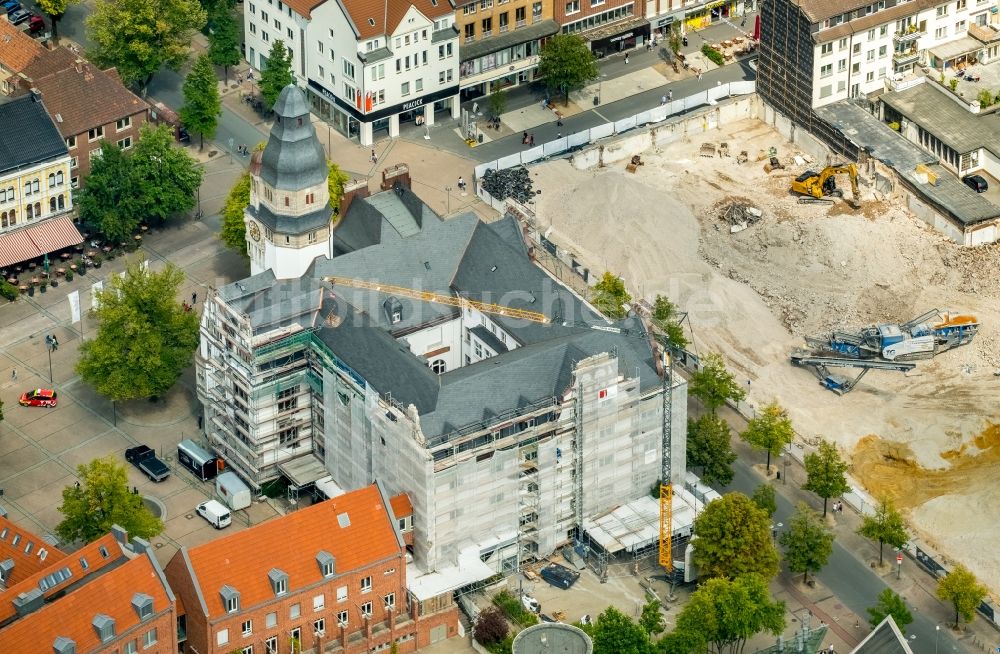 Gladbeck von oben - Gebäude der Stadtverwaltung - Rathaus während der Fassadenarbeiten am Willy Brandt Platz in Gladbeck im Bundesland Nordrhein-Westfalen