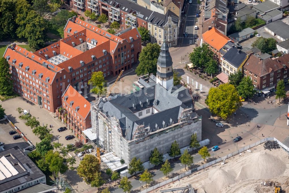 Luftbild Gladbeck - Gebäude der Stadtverwaltung - Rathaus während der Fassadenarbeiten am Willy Brandt Platz in Gladbeck im Bundesland Nordrhein-Westfalen