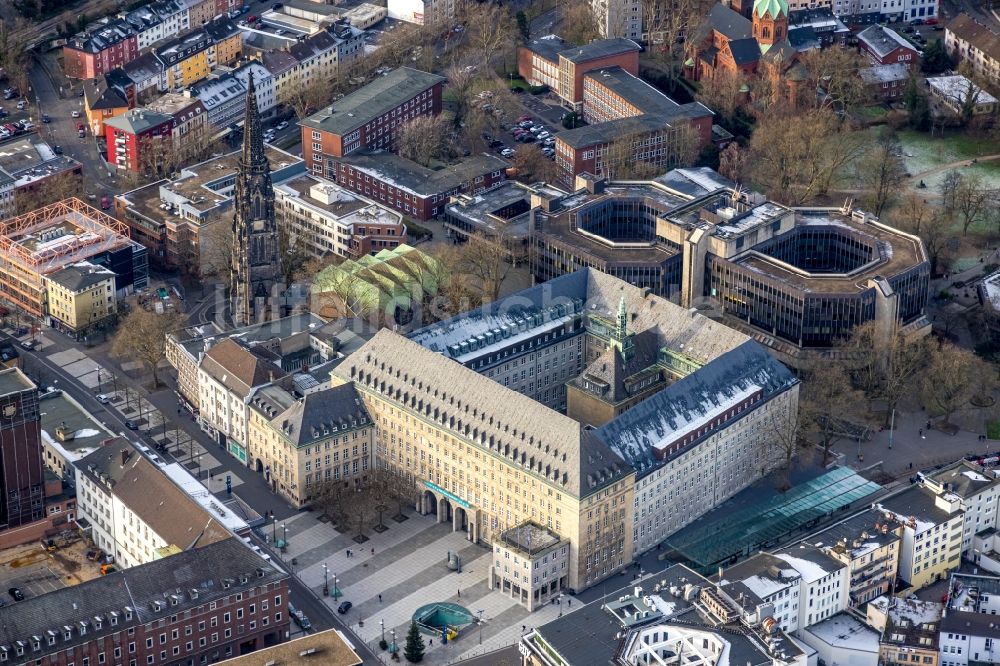 Bochum von oben - Gebäude der Stadtverwaltung - Rathaus am Willy-Brandt-Platz in Bochum im Bundesland Nordrhein-Westfalen, Deutschland