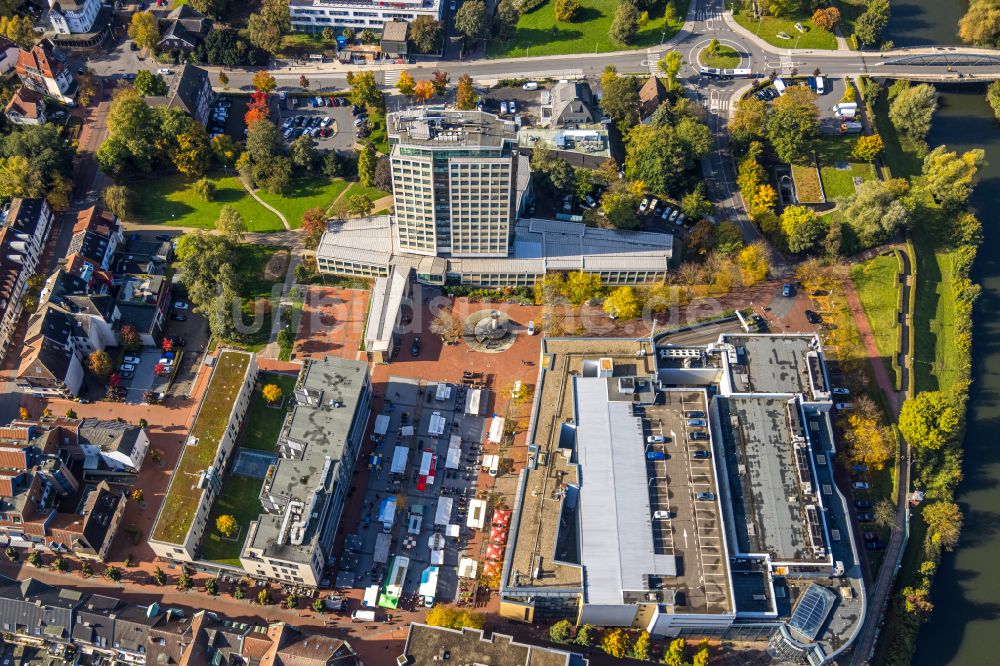 Lünen von oben - Gebäude der Stadtverwaltung - Rathaus am Willy-Brandt-Platz in Lünen im Bundesland Nordrhein-Westfalen, Deutschland