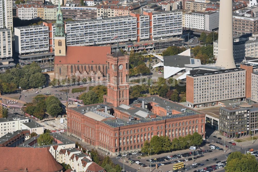 Luftbild Berlin - Gebäude der Stadtverwaltung - das Rote Rathaus im Ortsteil Mitte in Berlin