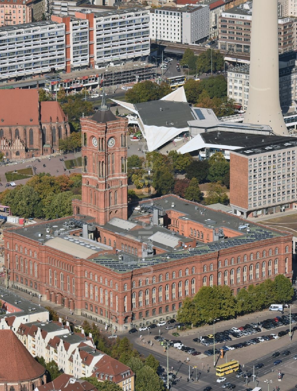 Luftaufnahme Berlin - Gebäude der Stadtverwaltung - das Rote Rathaus im Ortsteil Mitte in Berlin