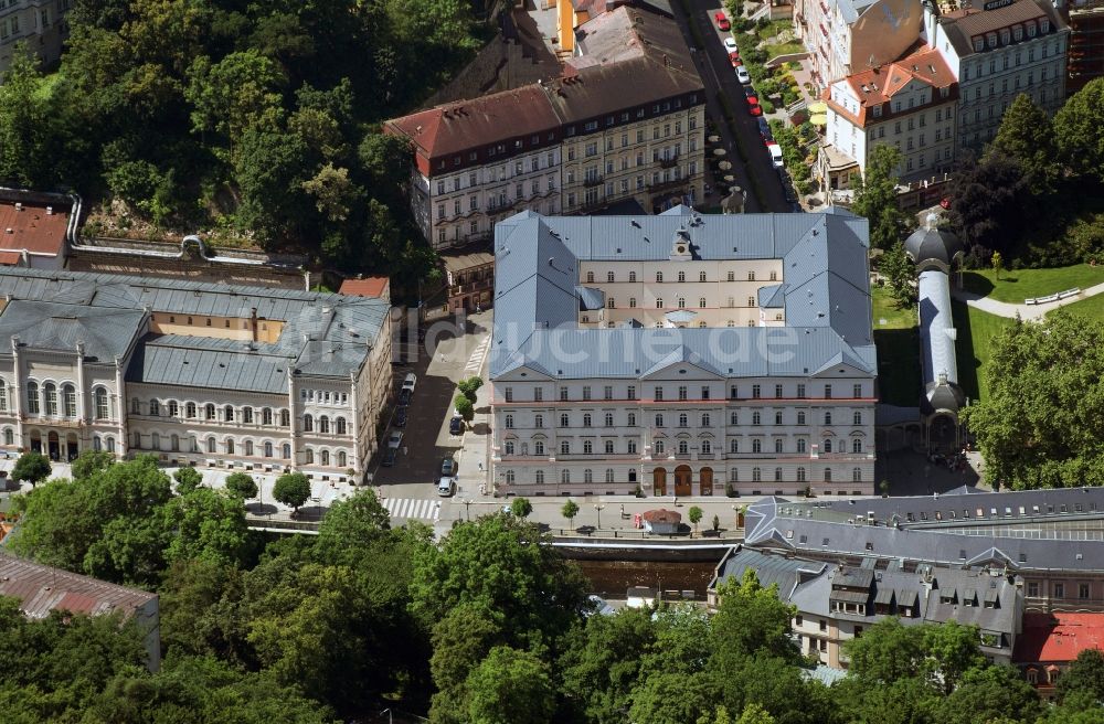 Luftaufnahme Karlsbad - Gebäude der Stadtverwaltung am Stadtpark in Karlsbad ( Karlovy Vary ) in Tschechien