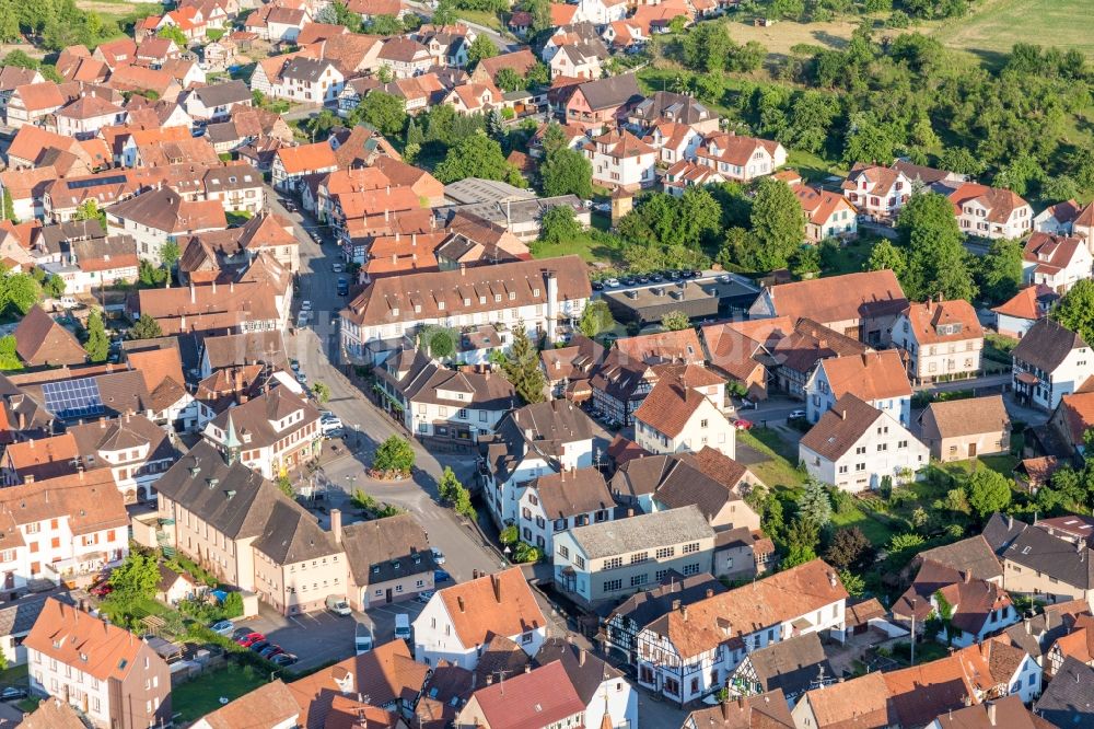 Lembach von oben - Gebäude des Sterne Restaurant Auberge du Cheval Blanc in Lembach in Grand Est, Frankreich