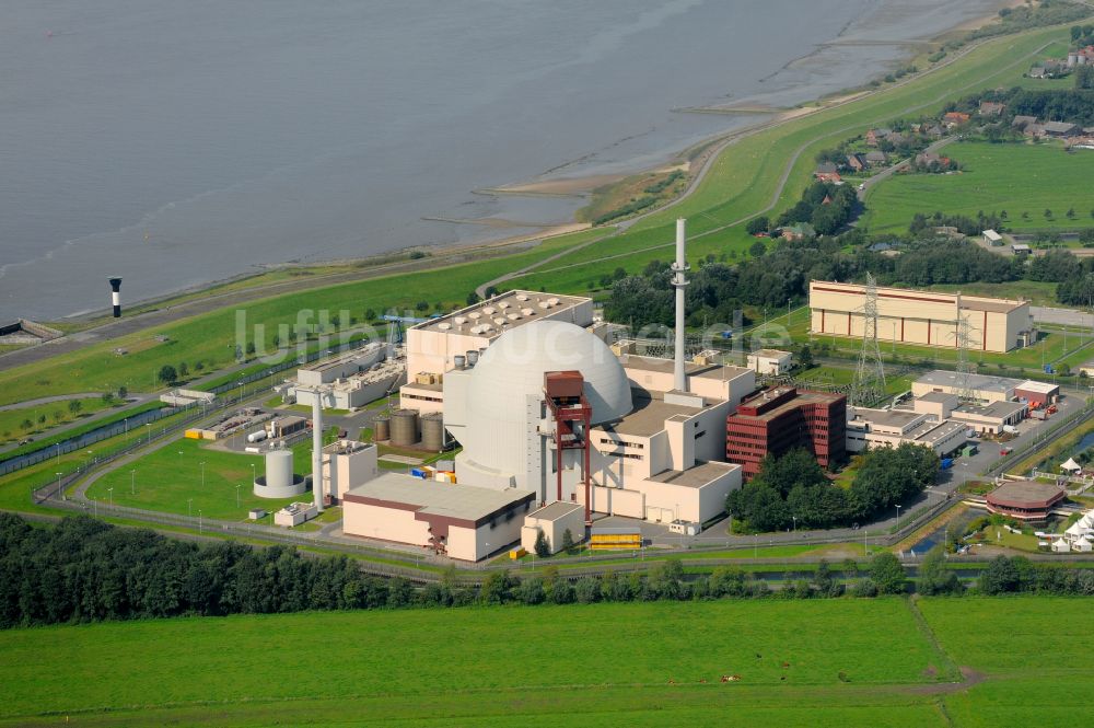 Brokdorf aus der Vogelperspektive: Gebäude der stillgelegten Reaktorblöcke und Anlagen des AKW - KKW Kernkraftwerk in Brokdorf im Bundesland Schleswig-Holstein, Deutschland