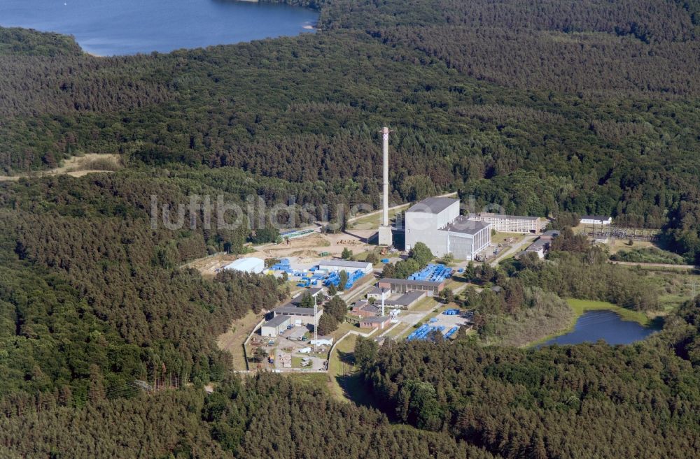 Luftbild Rheinsberg - Gebäude der stillgelegten Reaktorblöcke und Anlagen des AKW - KKW Kernkraftwerk in Rheinsberg im Bundesland Brandenburg, Deutschland