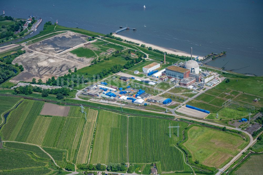 Stade von oben - Gebäude der stillgelegten Reaktorblöcke und Anlagen des AKW - KKW Kernkraftwerk Stade in Stadersand im Bundesland Niedersachsen