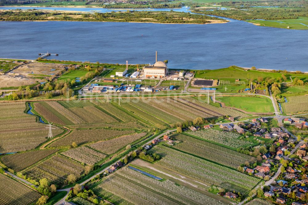 Luftbild Stade - Gebäude der stillgelegten Reaktorblöcke und Anlagen des AKW - KKW Kernkraftwerk Stade in Stadersand im Bundesland Niedersachsen