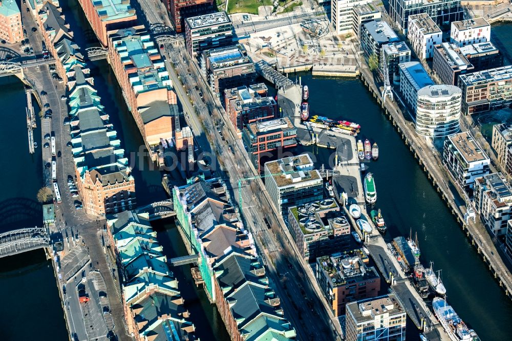 Luftbild Hamburg - Gebäude, Straßen und Kanäle der Hafencity und Speicherstadt in Hamburg, Deutschland