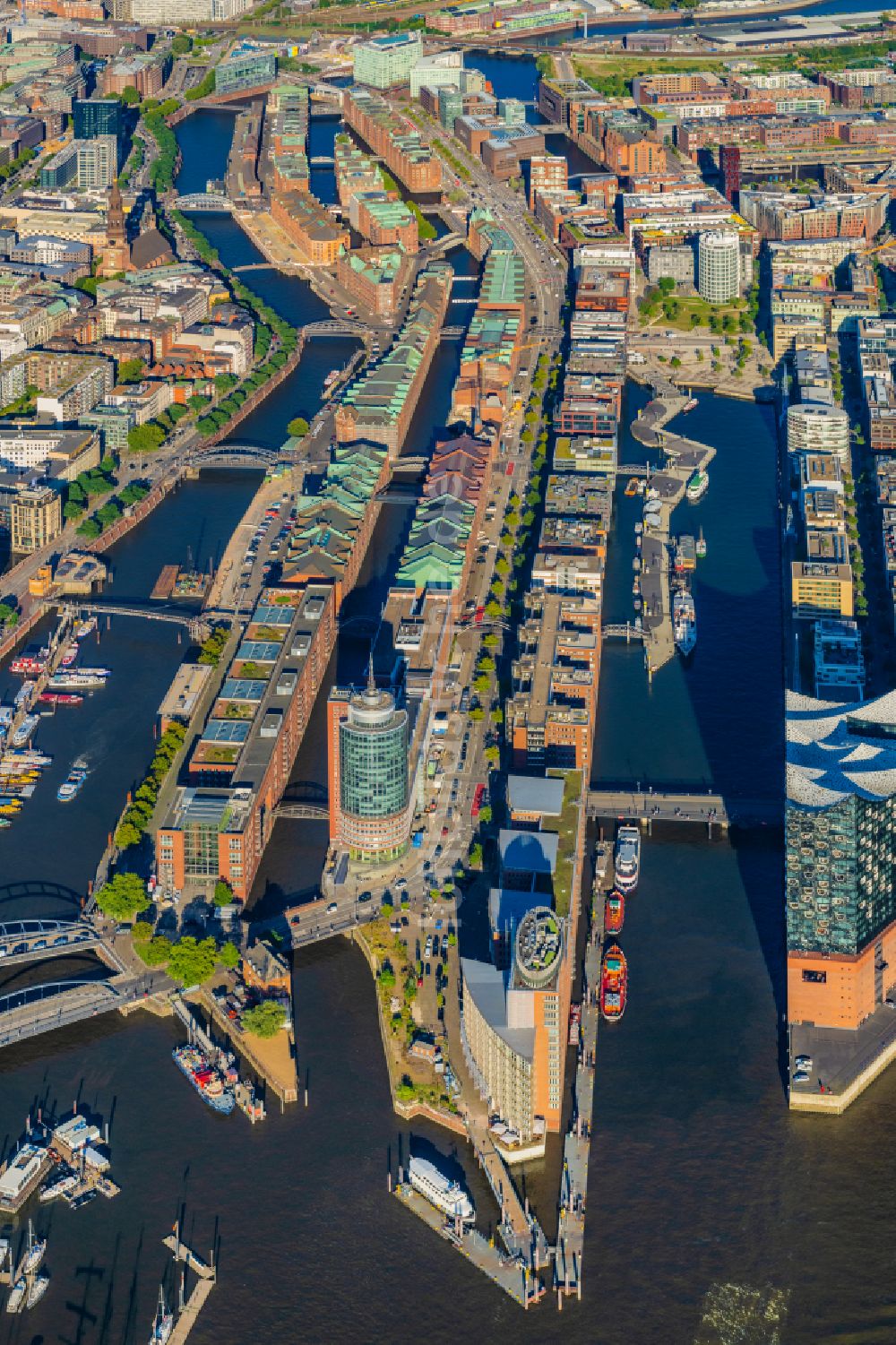 Luftaufnahme Hamburg - Gebäude, Straßen und Kanäle der Hafencity und Speicherstadt in Hamburg, Deutschland