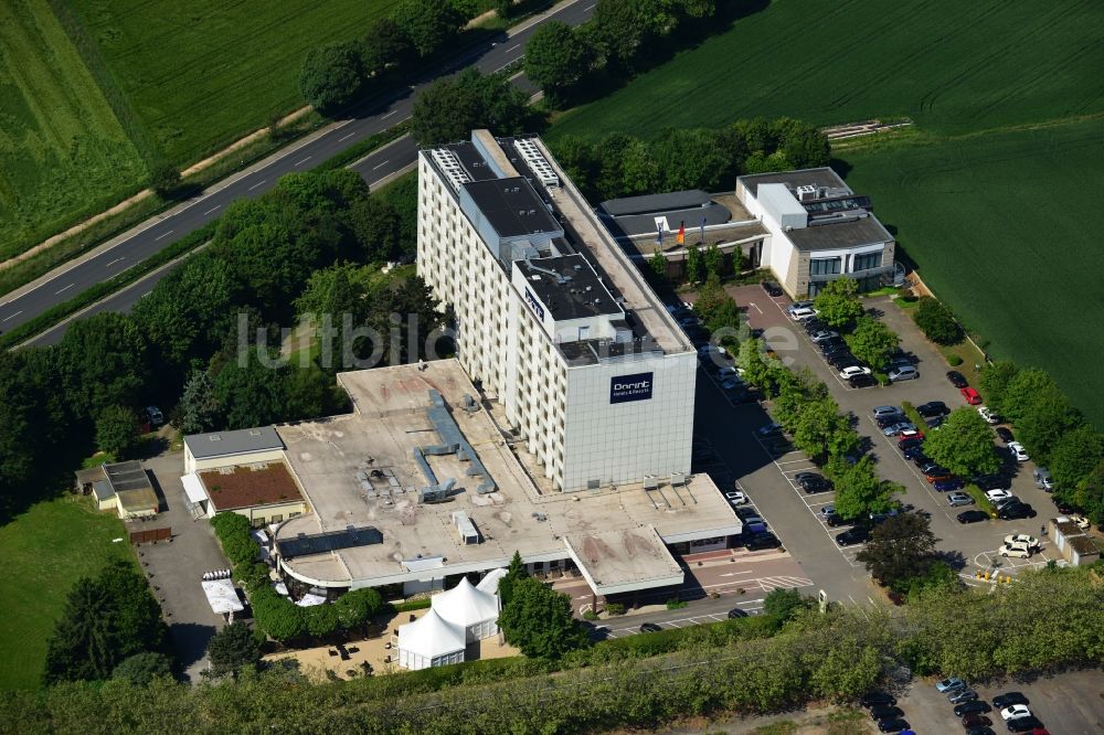 Sulzbach am Taunus aus der Vogelperspektive: Gebäude des Tagungs- Zentrums und Dorint Hotel in Sulzbach am Taunus im Bundesland Hessen