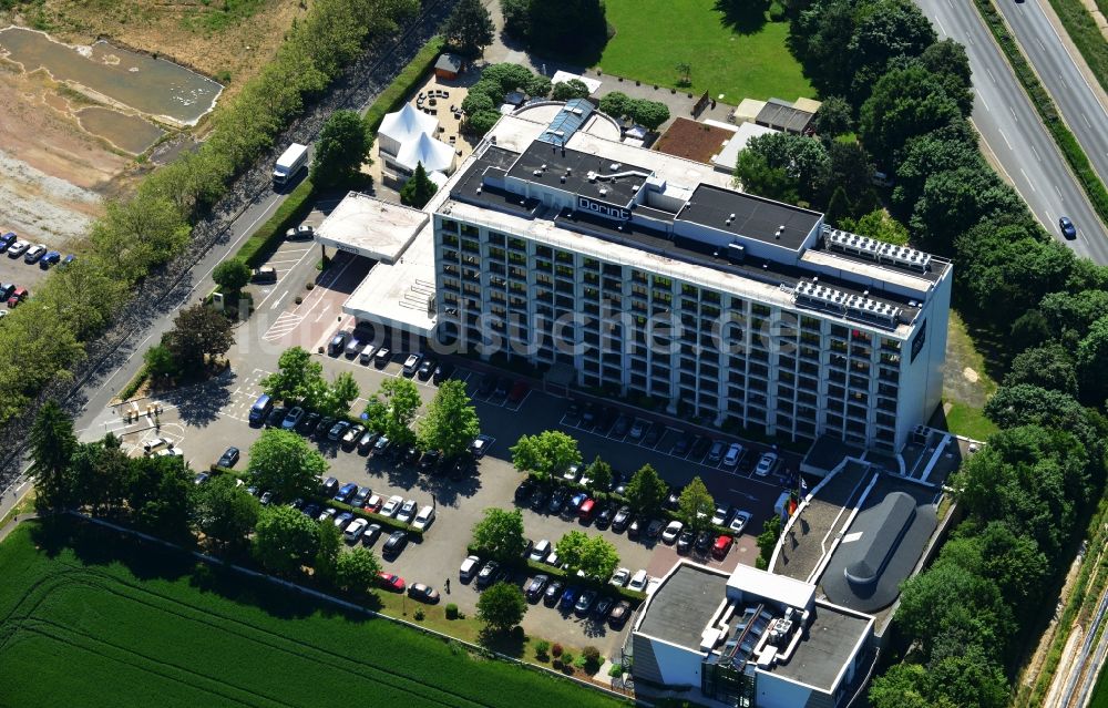 Luftaufnahme Sulzbach am Taunus - Gebäude des Tagungs- Zentrums und Dorint Hotel in Sulzbach am Taunus im Bundesland Hessen