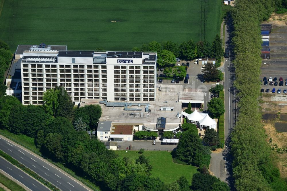 Luftaufnahme Sulzbach am Taunus - Gebäude des Tagungs- Zentrums und Dorint Hotel in Sulzbach am Taunus im Bundesland Hessen