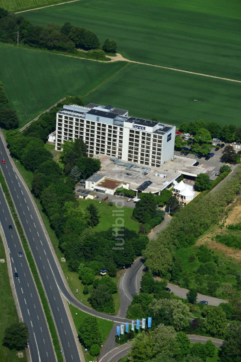 Sulzbach am Taunus von oben - Gebäude des Tagungs- Zentrums und Dorint Hotel in Sulzbach am Taunus im Bundesland Hessen